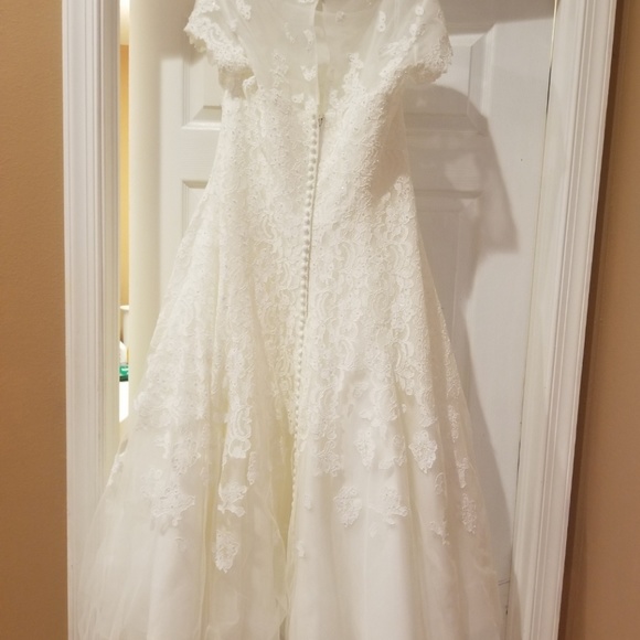 Wedding dress - Picture 2 of 5